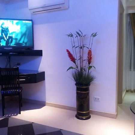 Fields Walking Street Hotel Angeles Exterior foto