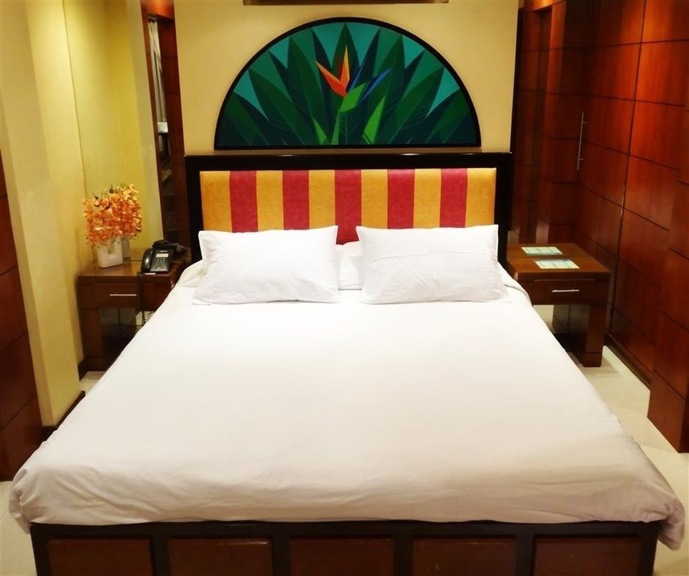 Fields Walking Street Hotel Angeles Exterior foto