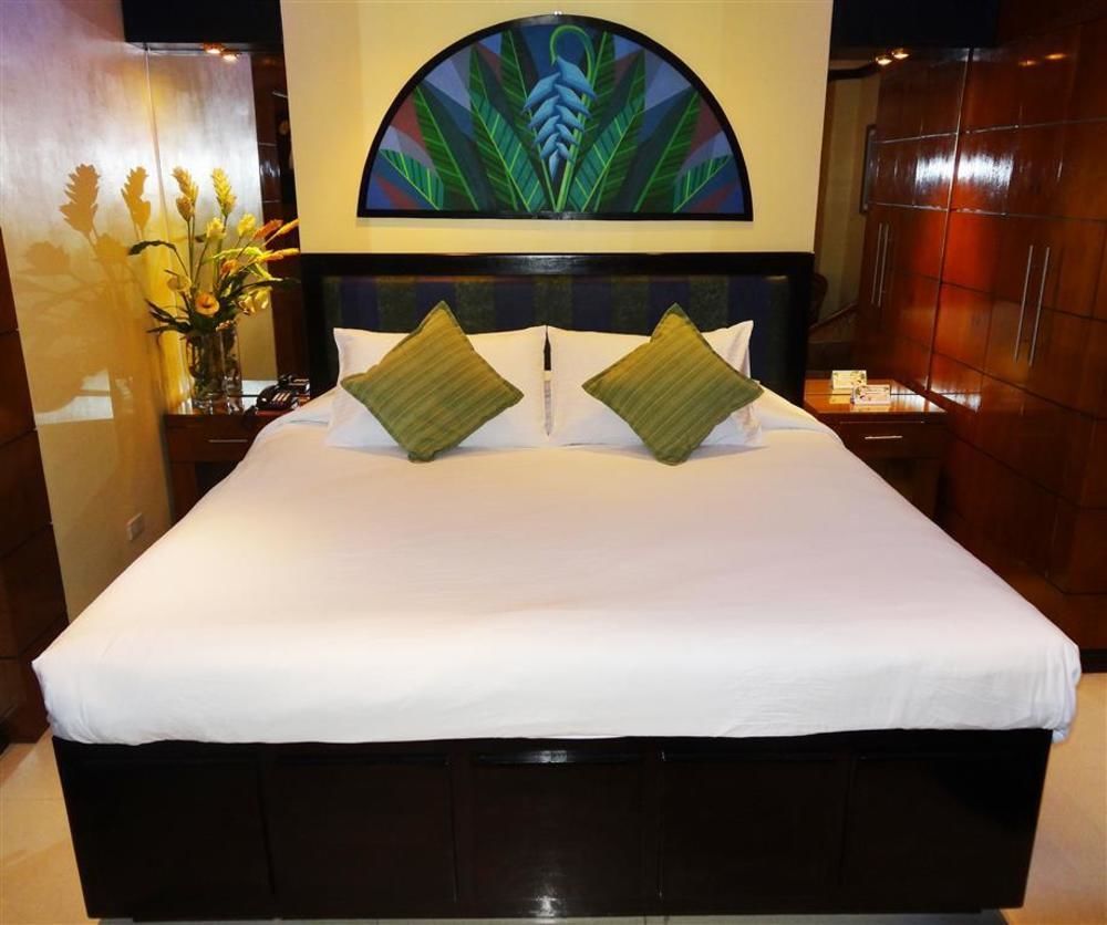 Fields Walking Street Hotel Angeles Exterior foto