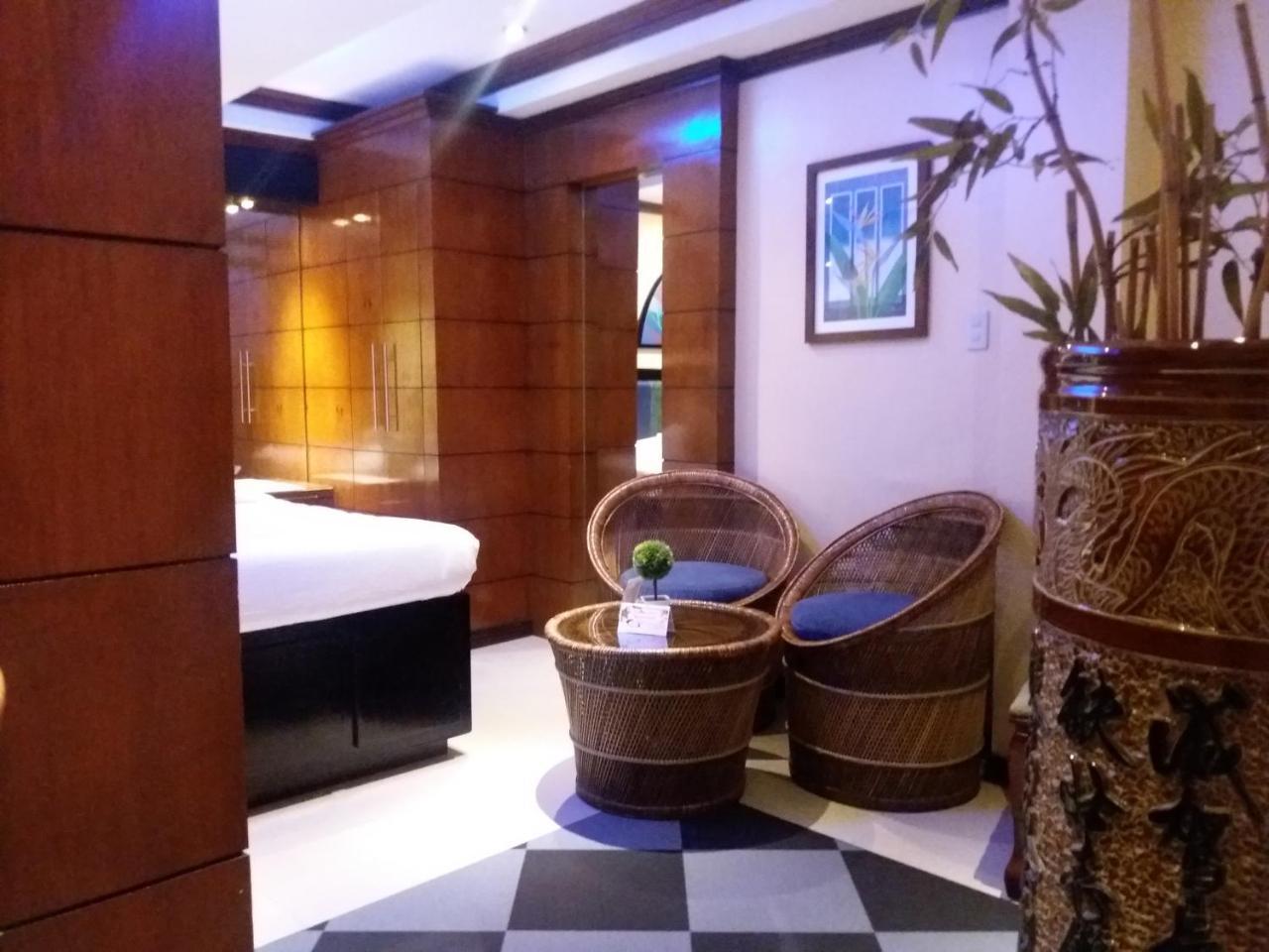 Fields Walking Street Hotel Angeles Exterior foto