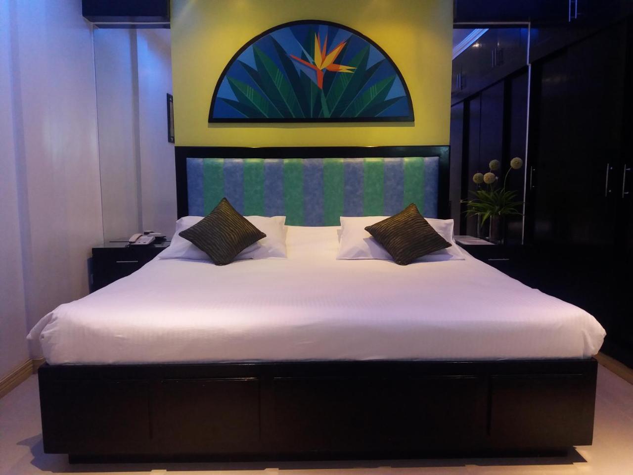 Fields Walking Street Hotel Angeles Exterior foto