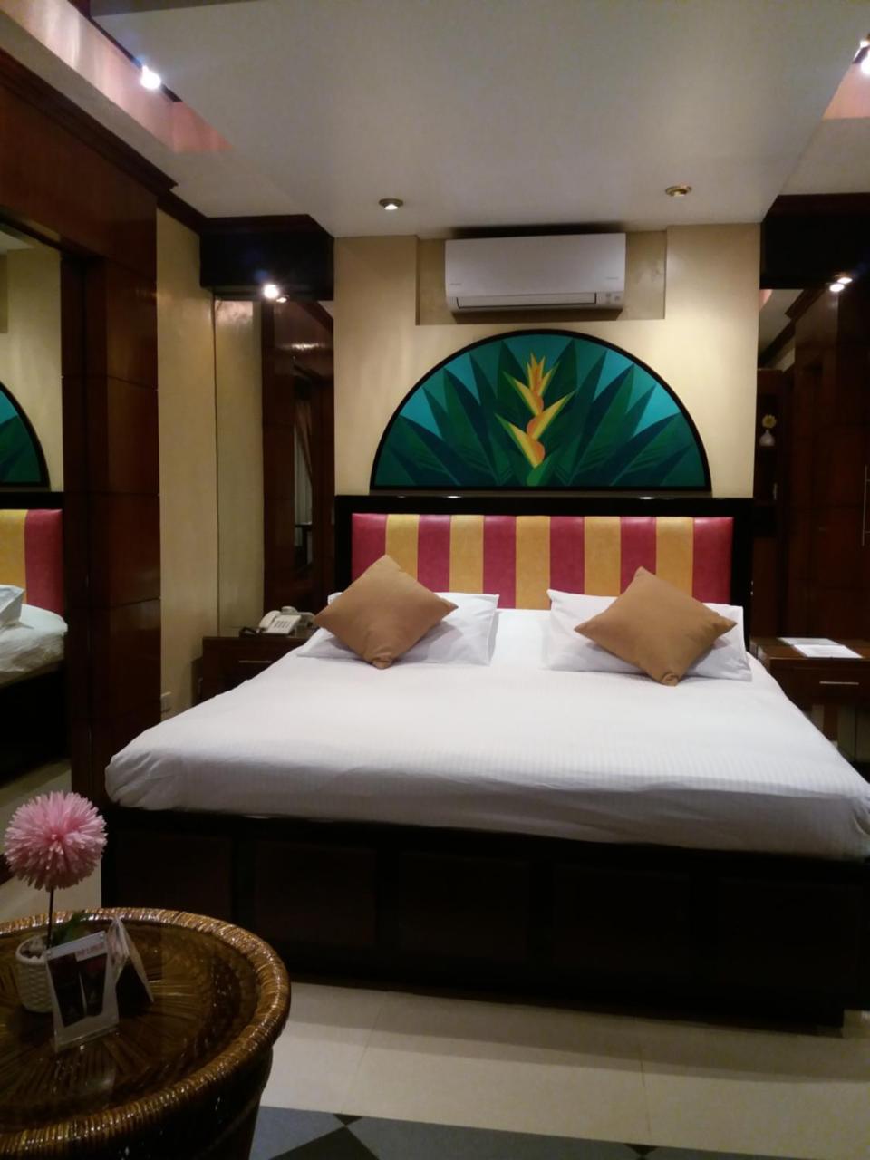 Fields Walking Street Hotel Angeles Exterior foto