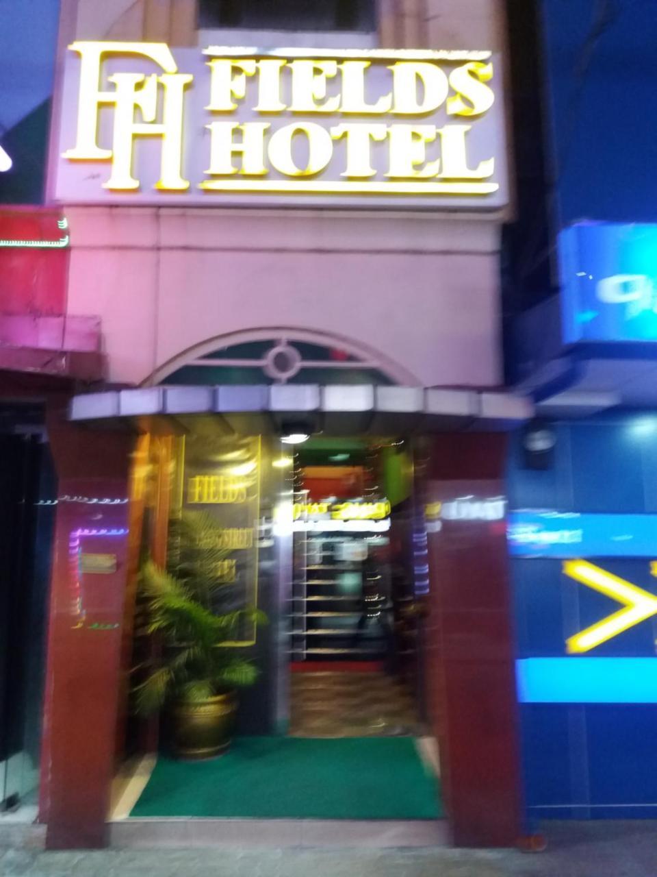 Fields Walking Street Hotel Angeles Exterior foto