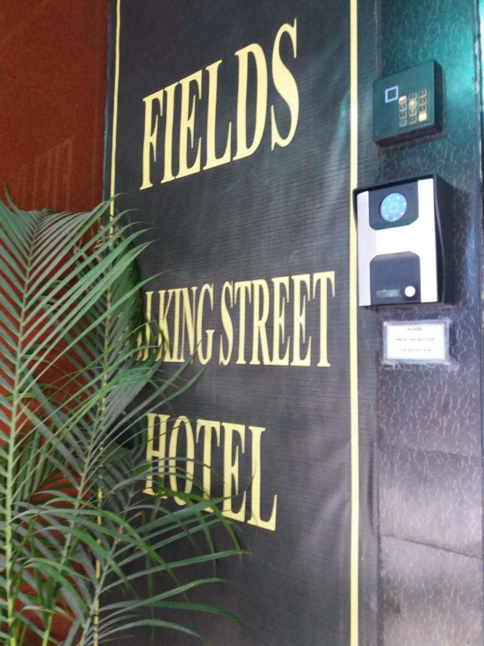 Fields Walking Street Hotel Angeles Exterior foto