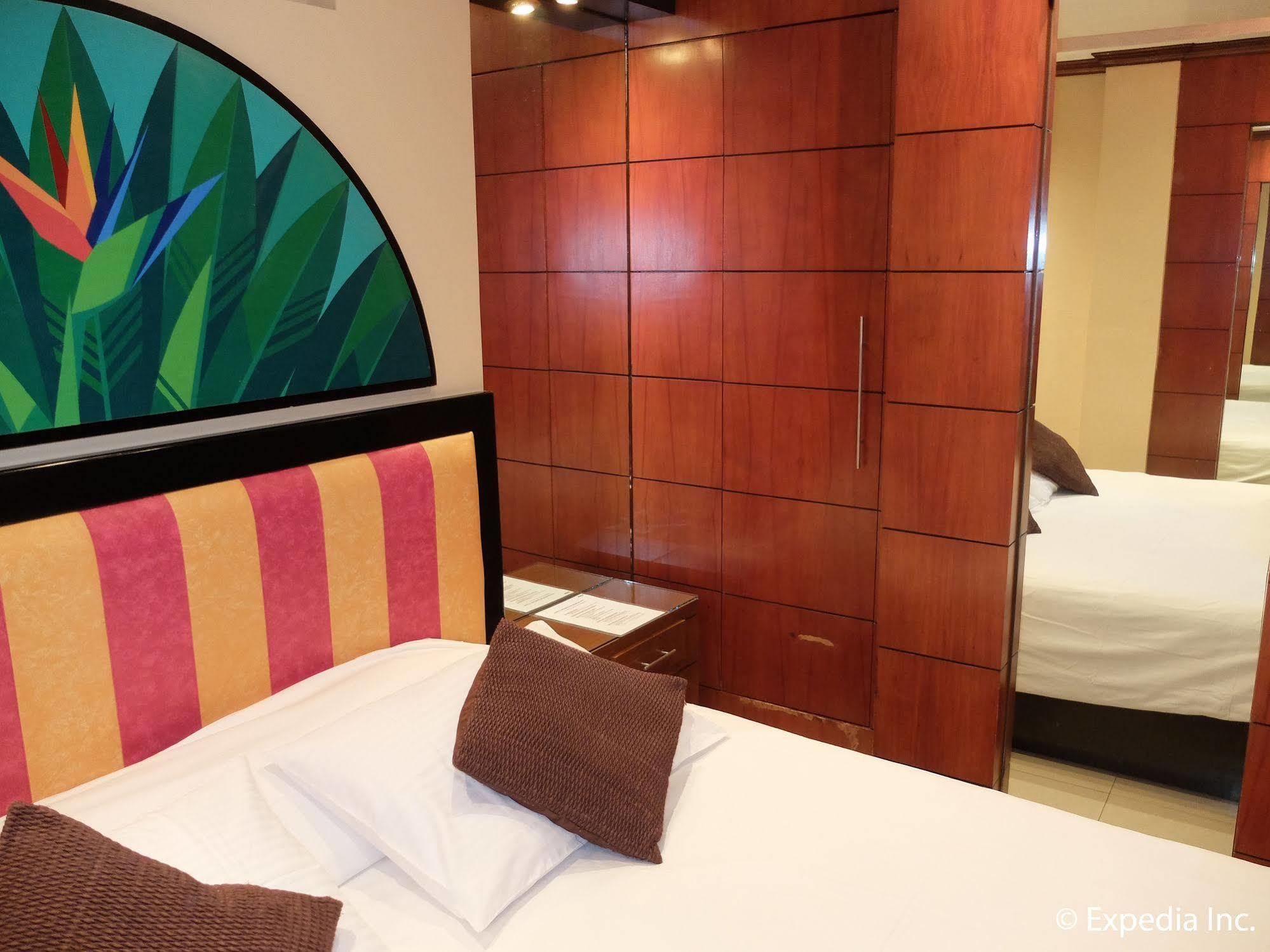 Fields Walking Street Hotel Angeles Exterior foto