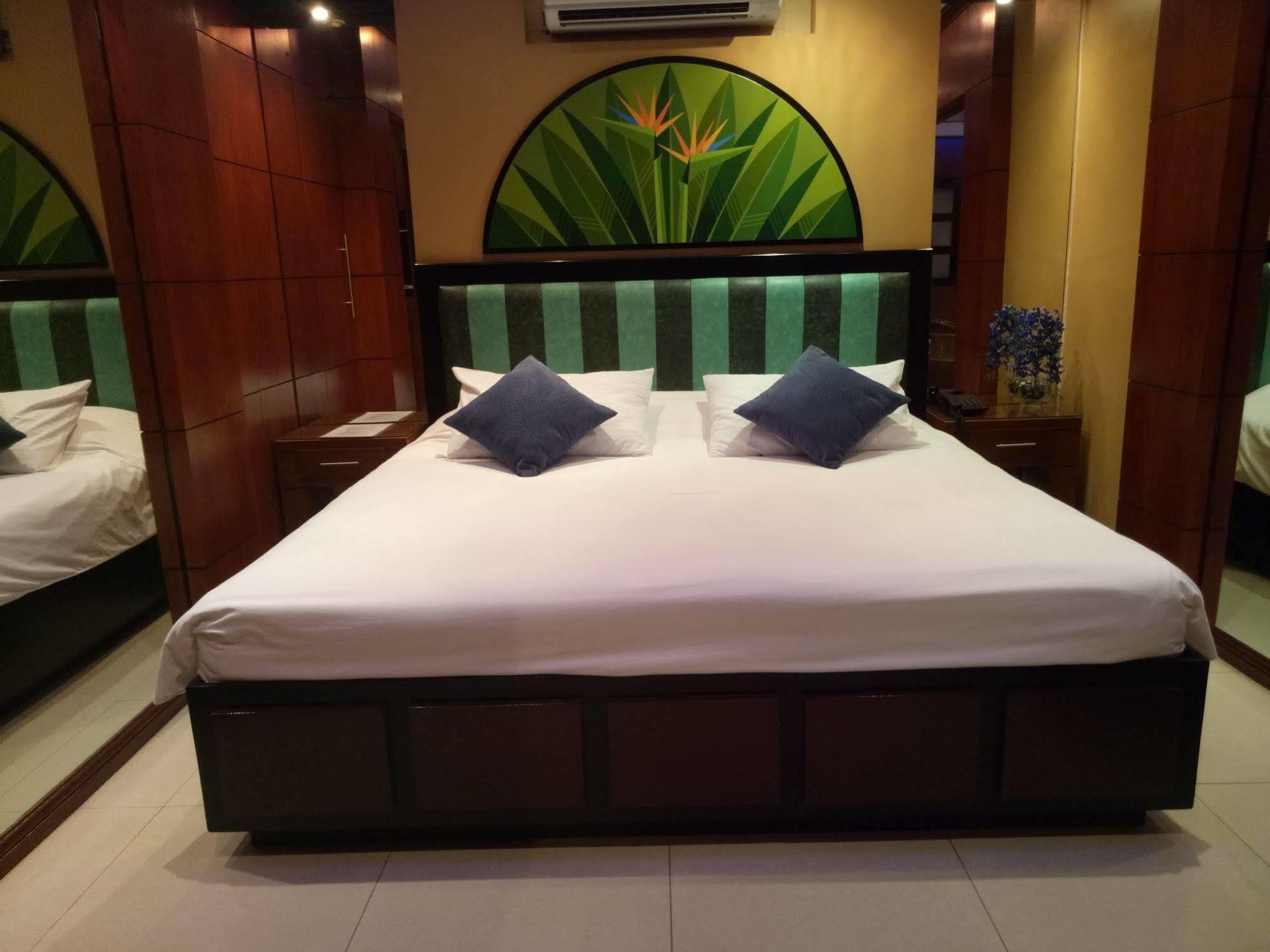 Fields Walking Street Hotel Angeles Exterior foto