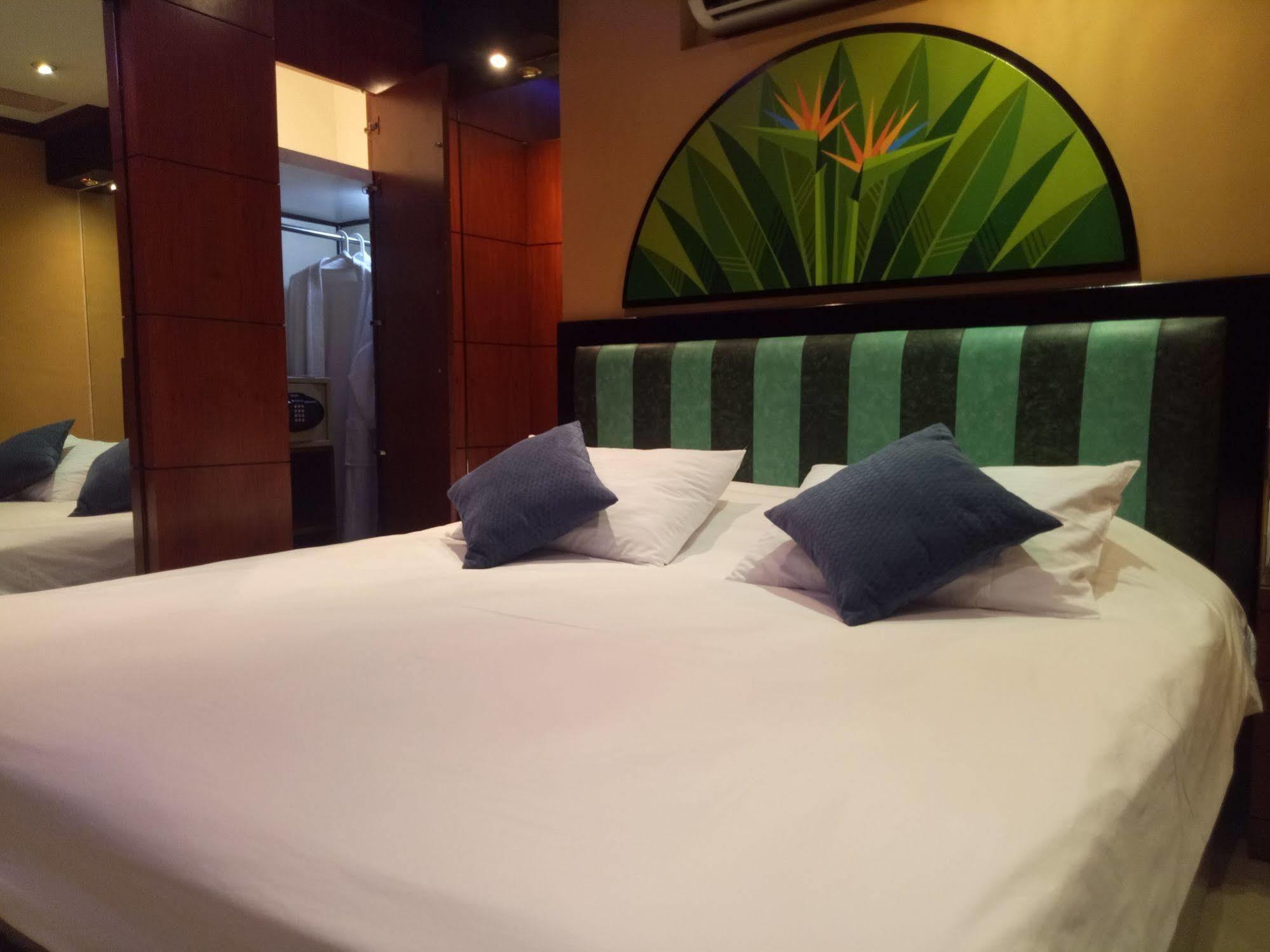 Fields Walking Street Hotel Angeles Exterior foto
