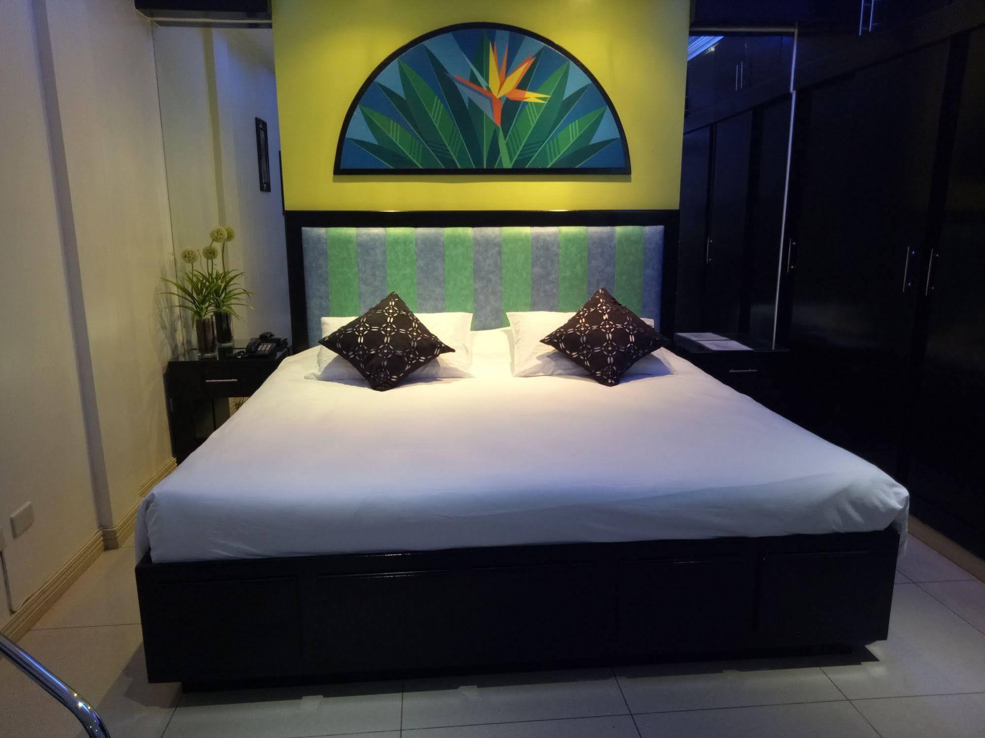 Fields Walking Street Hotel Angeles Exterior foto